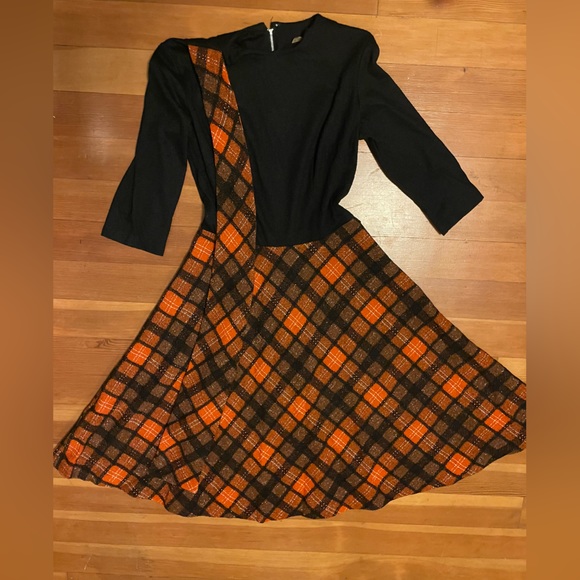 Genuine Vintage Plaid Pin Up Girl Dress / Vintage Size 14 / Modern Size M / 🖤🧡 - Picture 2 of 10